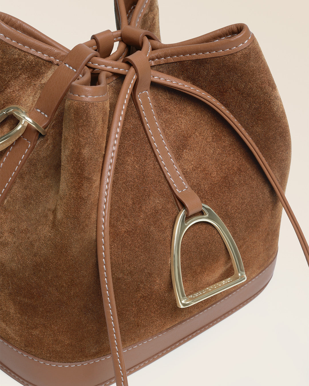 Notre sac Léandre Renouard en cuir veau velours noisette et cuir vintage camel, vu de près en studio.