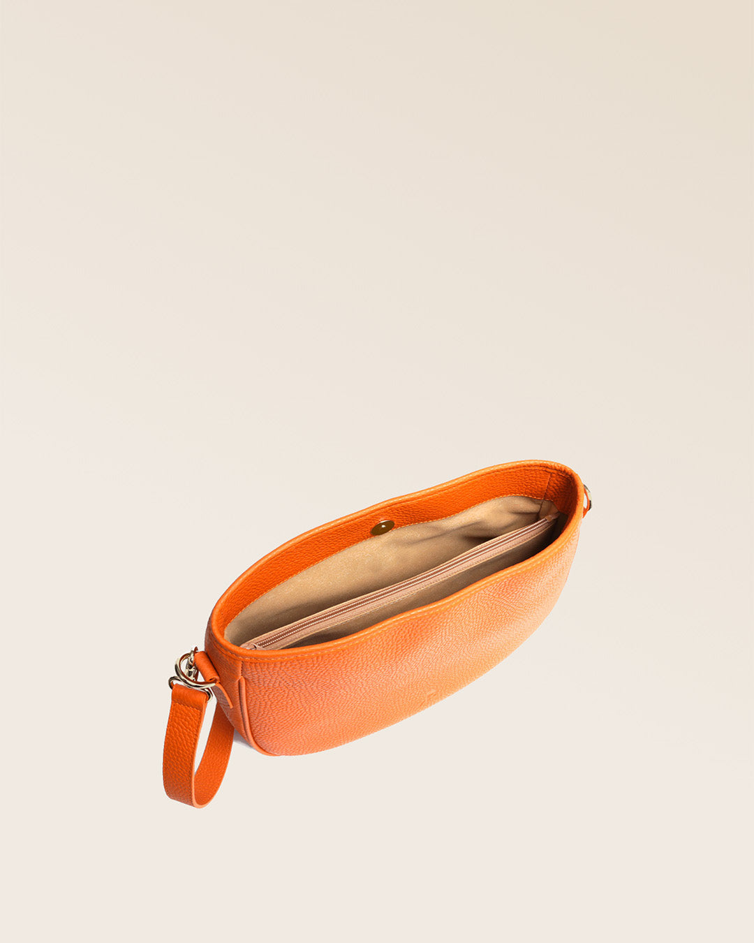 Notre sac Léonore en cuir façon vigogne orange vu du dessus en studio.