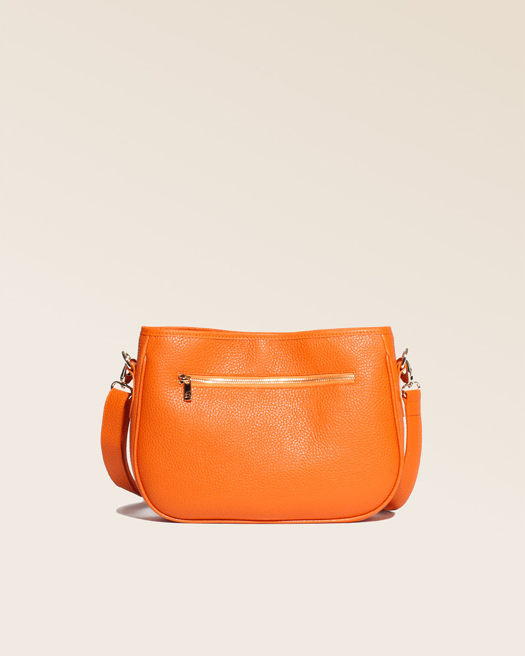 Notre sac Léonore en cuir façon vigogne orange vu de dos en studio.