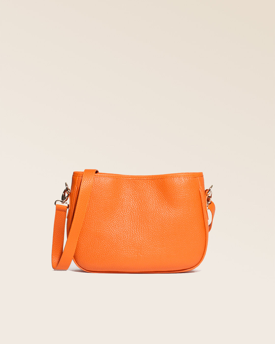 Notre sac Léonore en cuir façon vigogne orange vu de face en studio.
