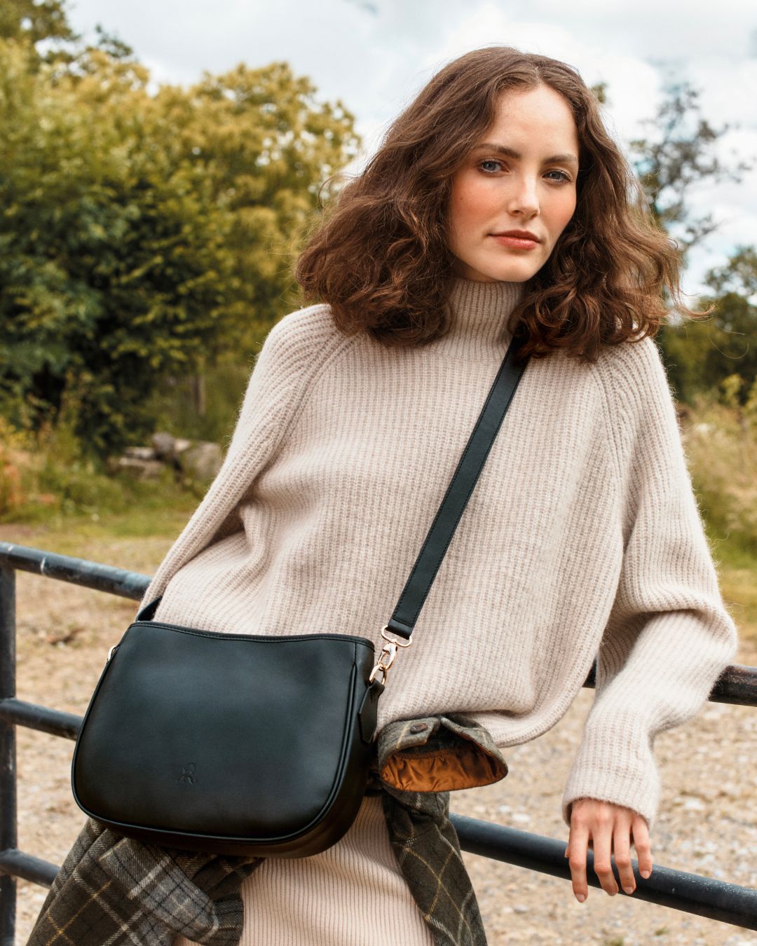 Notre sac Léonore en cuir vachette lisse noir vu porté par notre mannequin Léa Gouaux.