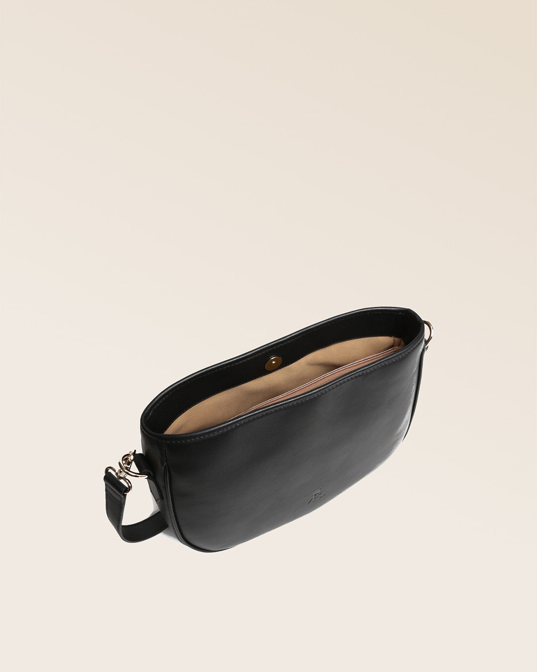 Notre sac Léonore en cuir vachette lisse noir vu du dessus en studio.
