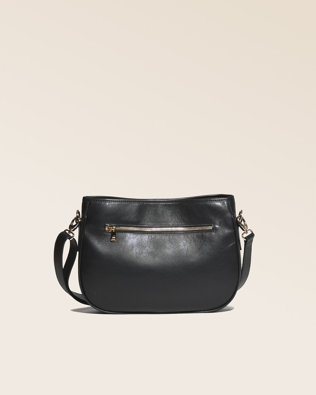 Notre sac Léonore en cuir vachette lisse noir vu de dos en studio.