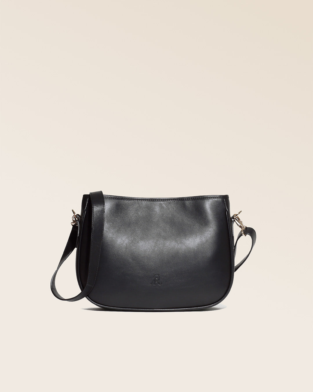 Notre sac Léonore en cuir vachette lisse noir vu de face en studio.
