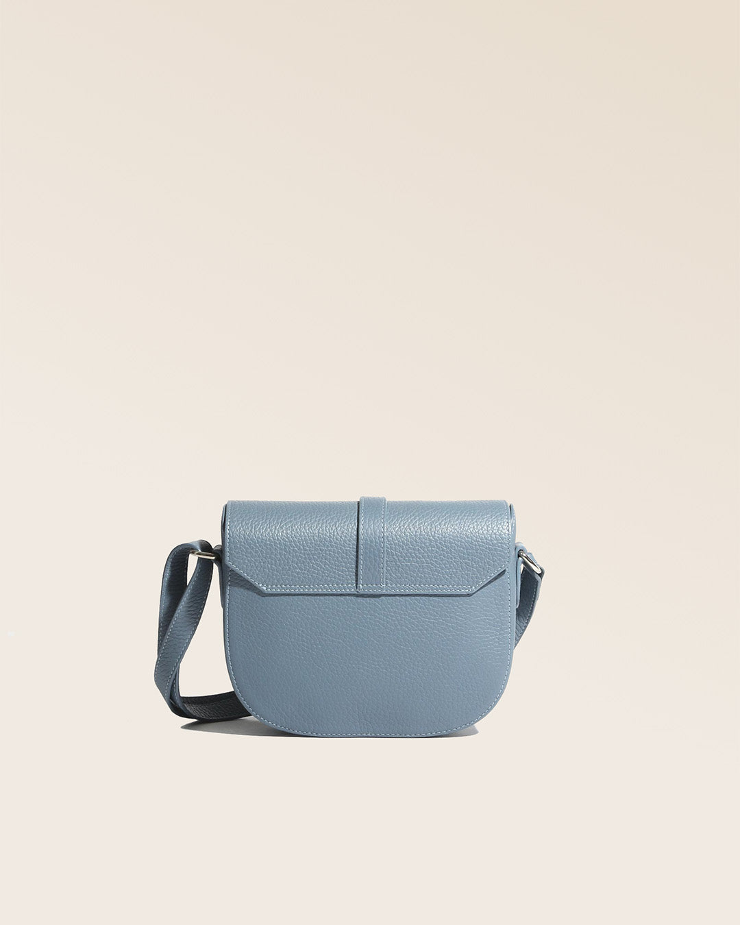 Our Licol bag in cobalt-blue vicuña-style leather, seen from the back.