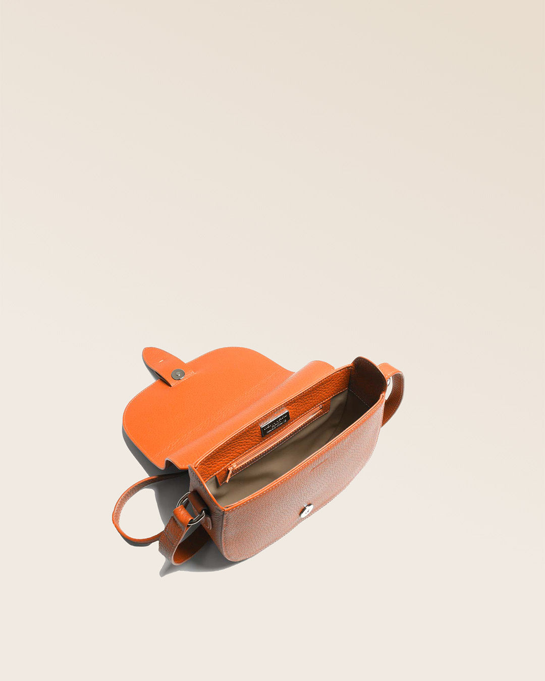 Notre sac Licol en cuir façon vigogne orange vu de dessus.