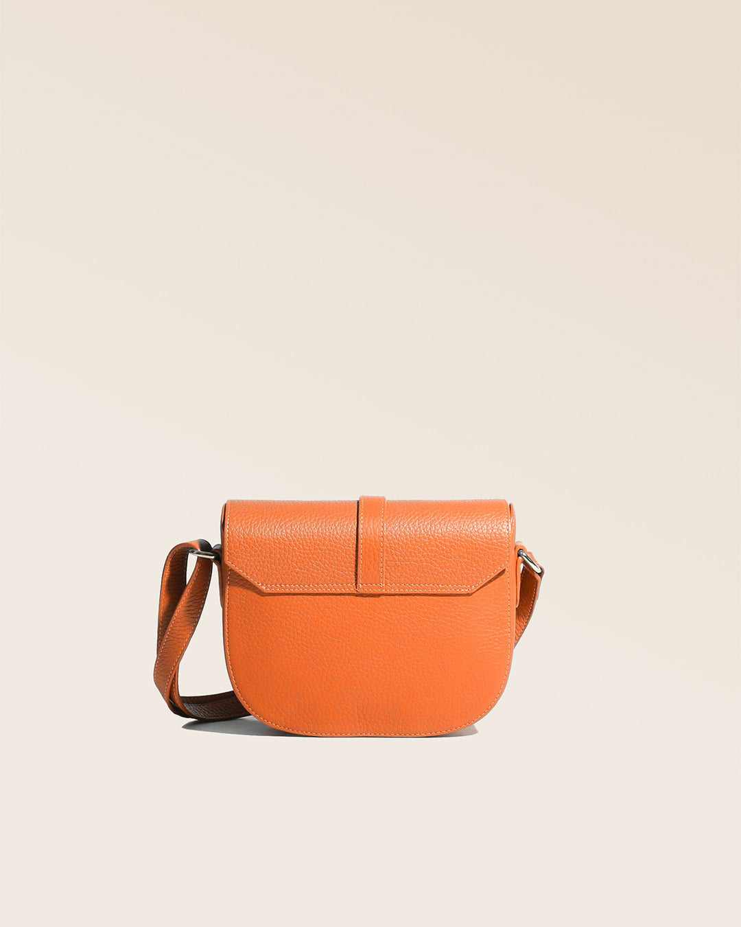 Notre sac Licol en cuir façon vigogne orange vu de dos.