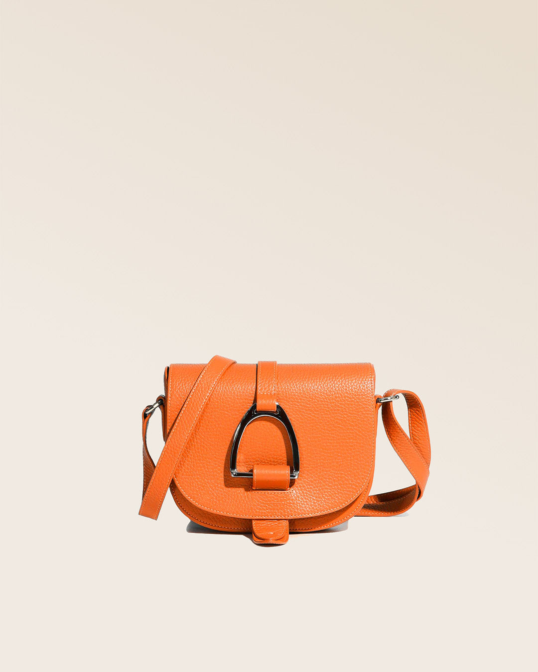 Notre sac Licol en cuir façon vigogne orange vu de face.