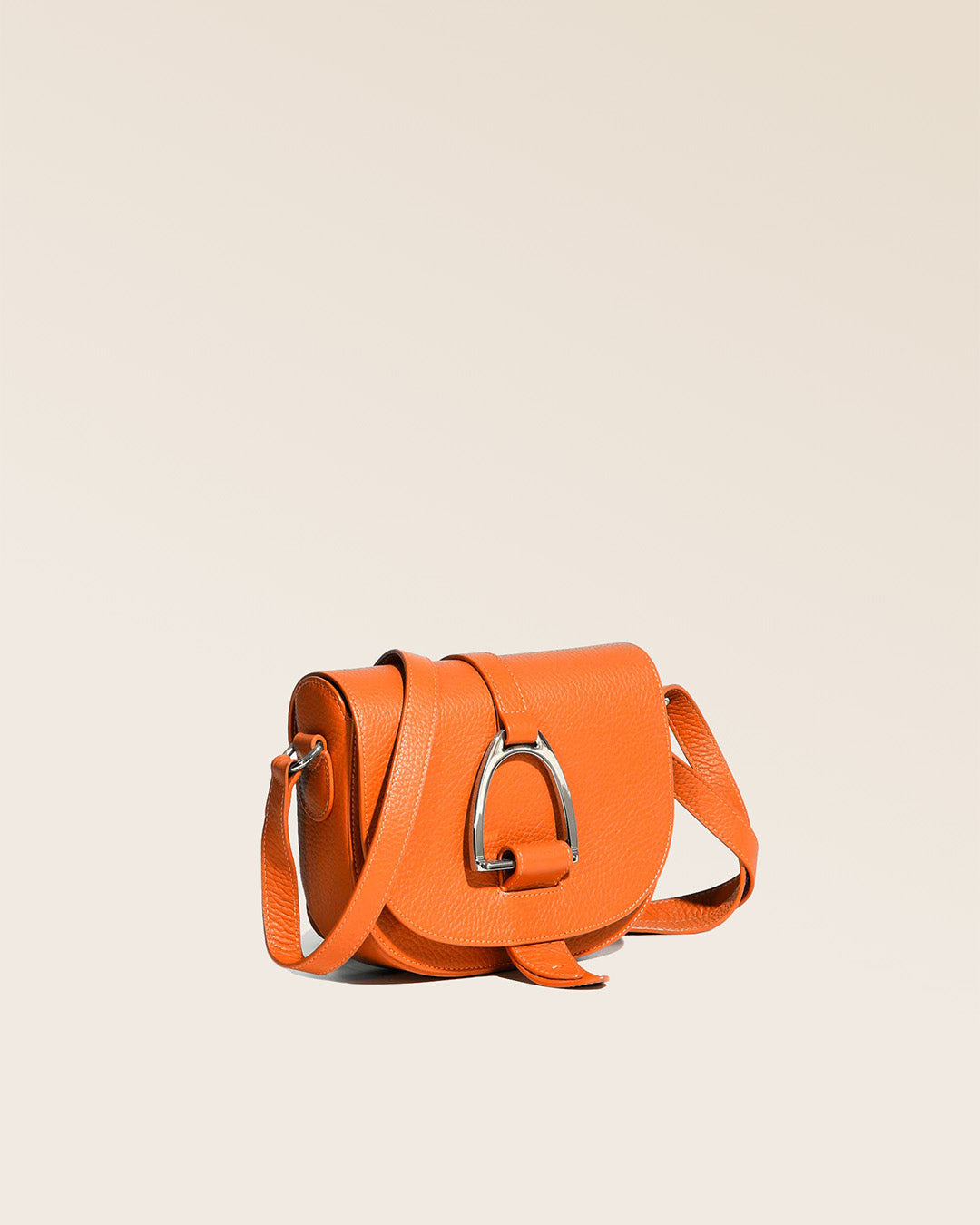 Notre sac Licol en cuir façon vigogne orange vu de quart.