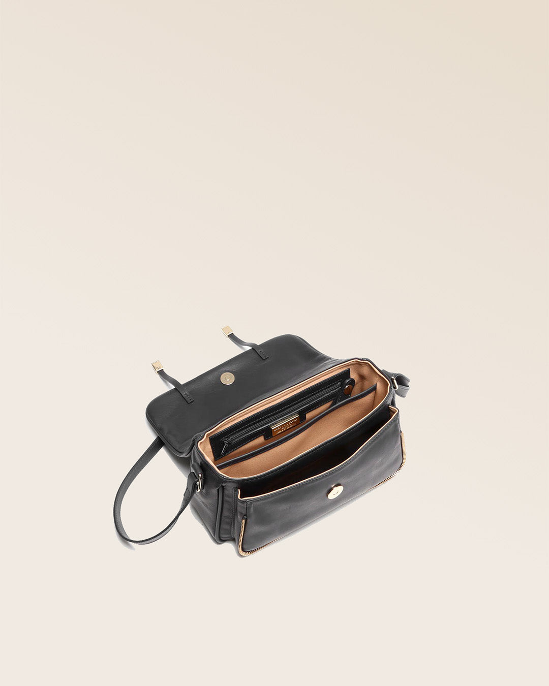 Notre sac Lou en cuir lisse noir vu du dessus.