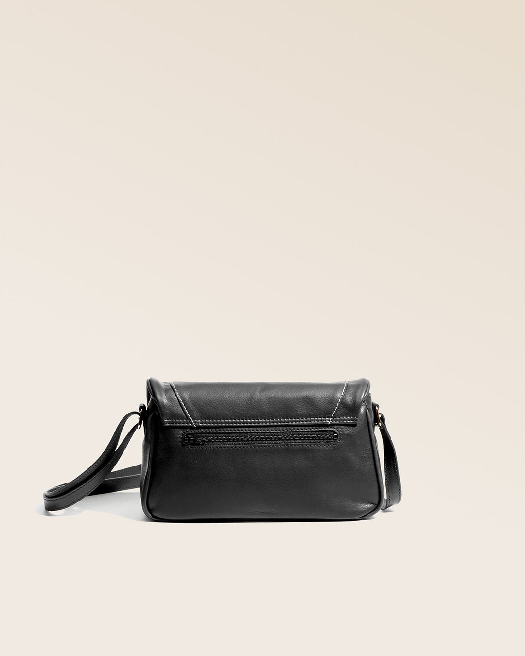 Notre sac Lou en cuir lisse noir vu de dos.