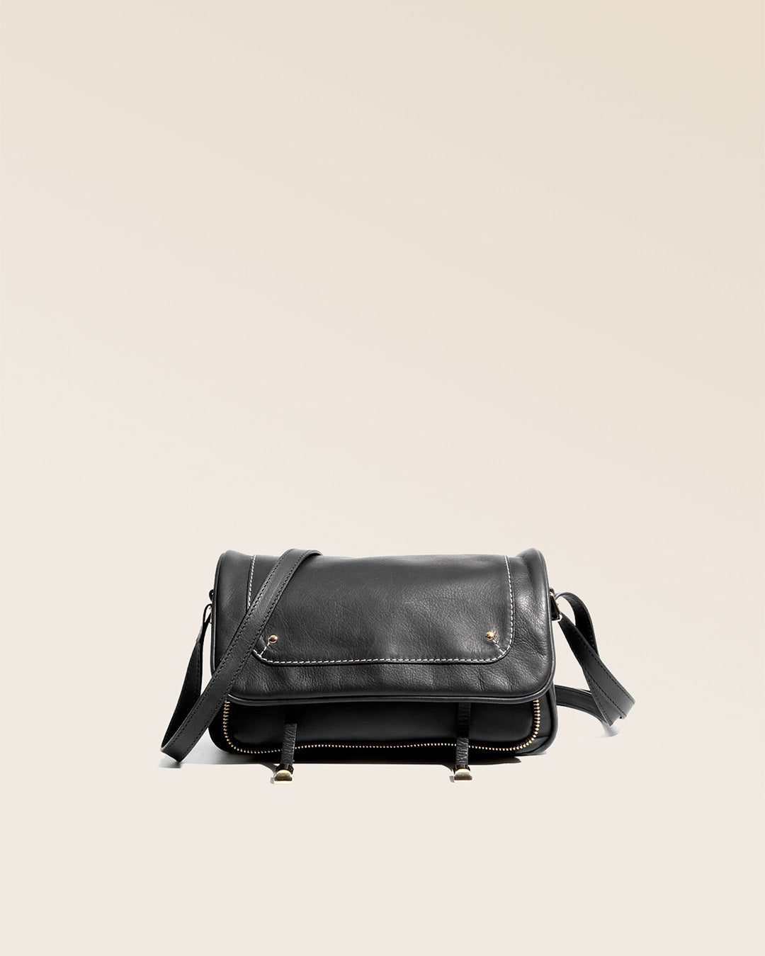 Notre sac Lou en cuir lisse noir vu de face.