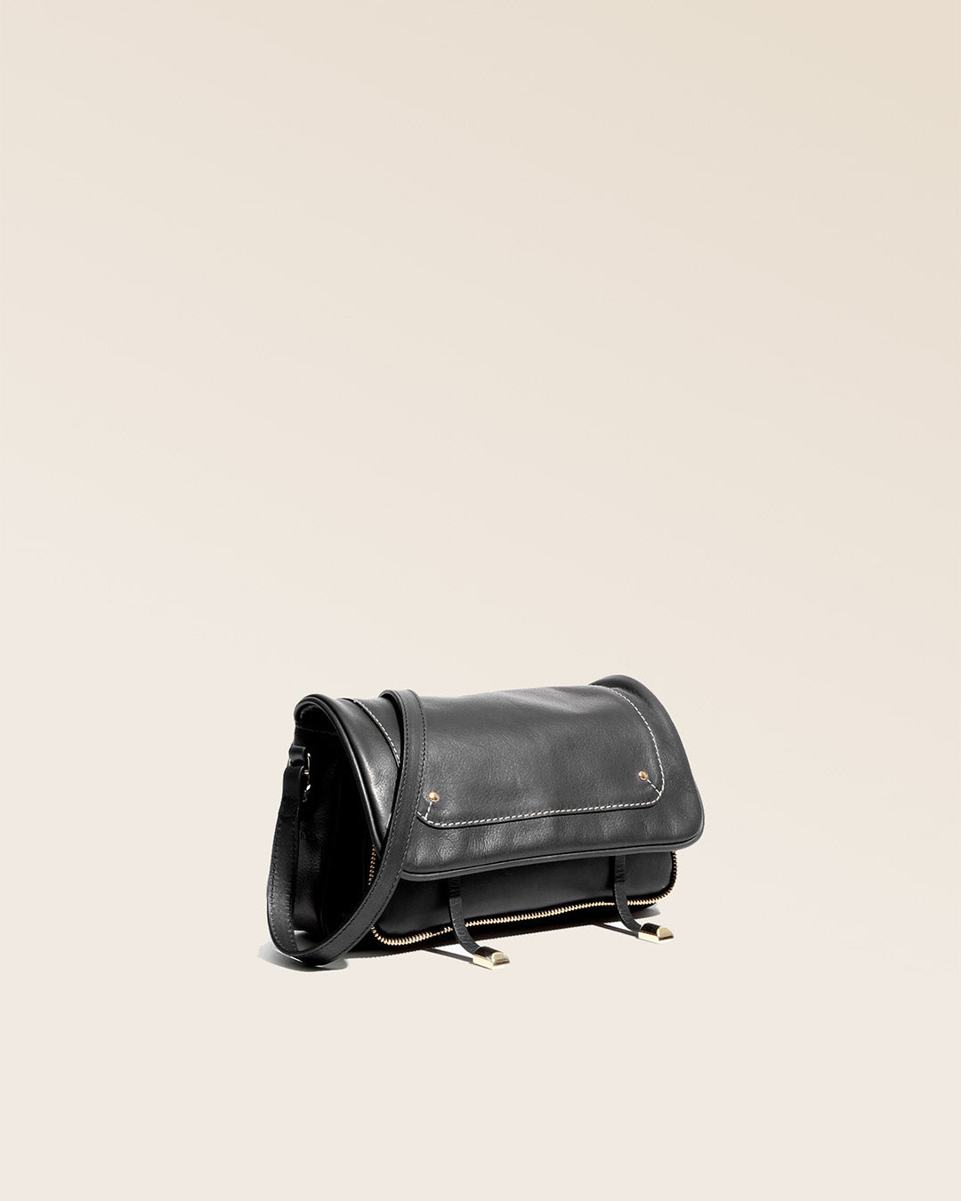 Notre sac Lou en cuir lisse noir vu de côté.