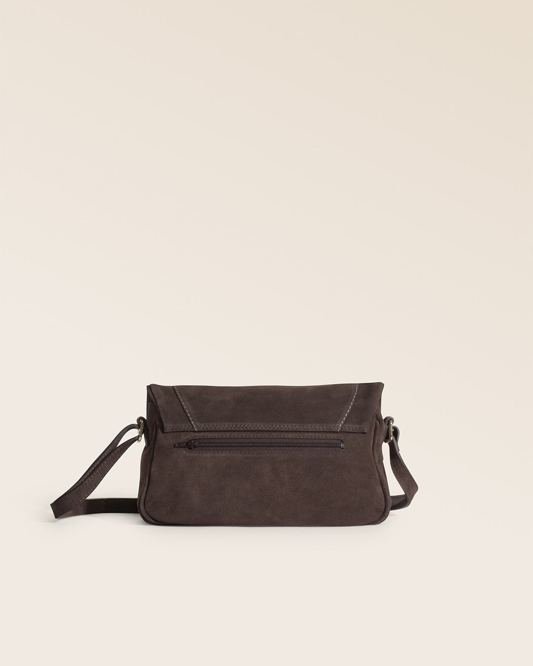 Notre sac Lou Renouard en cuir veau velours espresso, vu de dos en studio.