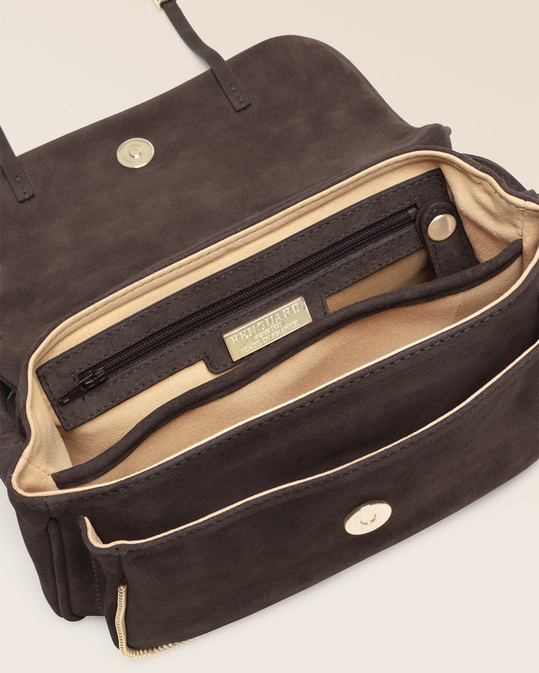 Notre sac Lou Renouard en cuir veau velours espresso, vu ouvert en studio.