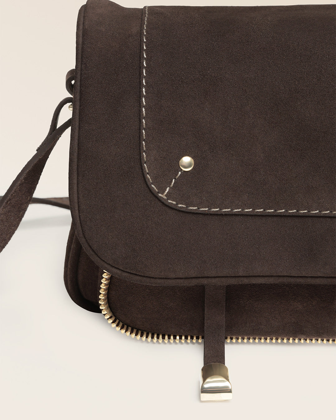 Notre sac Lou Renouard en cuir veau velours espresso, vu de près en studio.