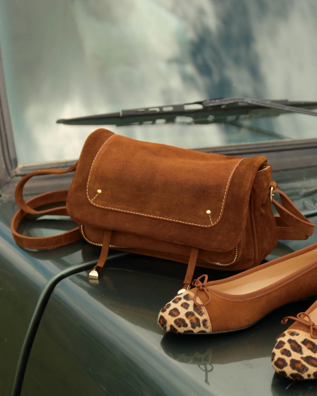 Notre sac Lou en cuir veau velours noisette vu de quart.