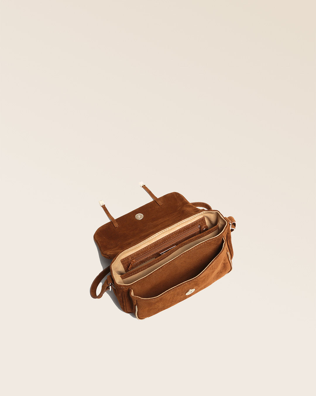 Notre sac Lou en cuir veau velours noisette vu du dessus.
