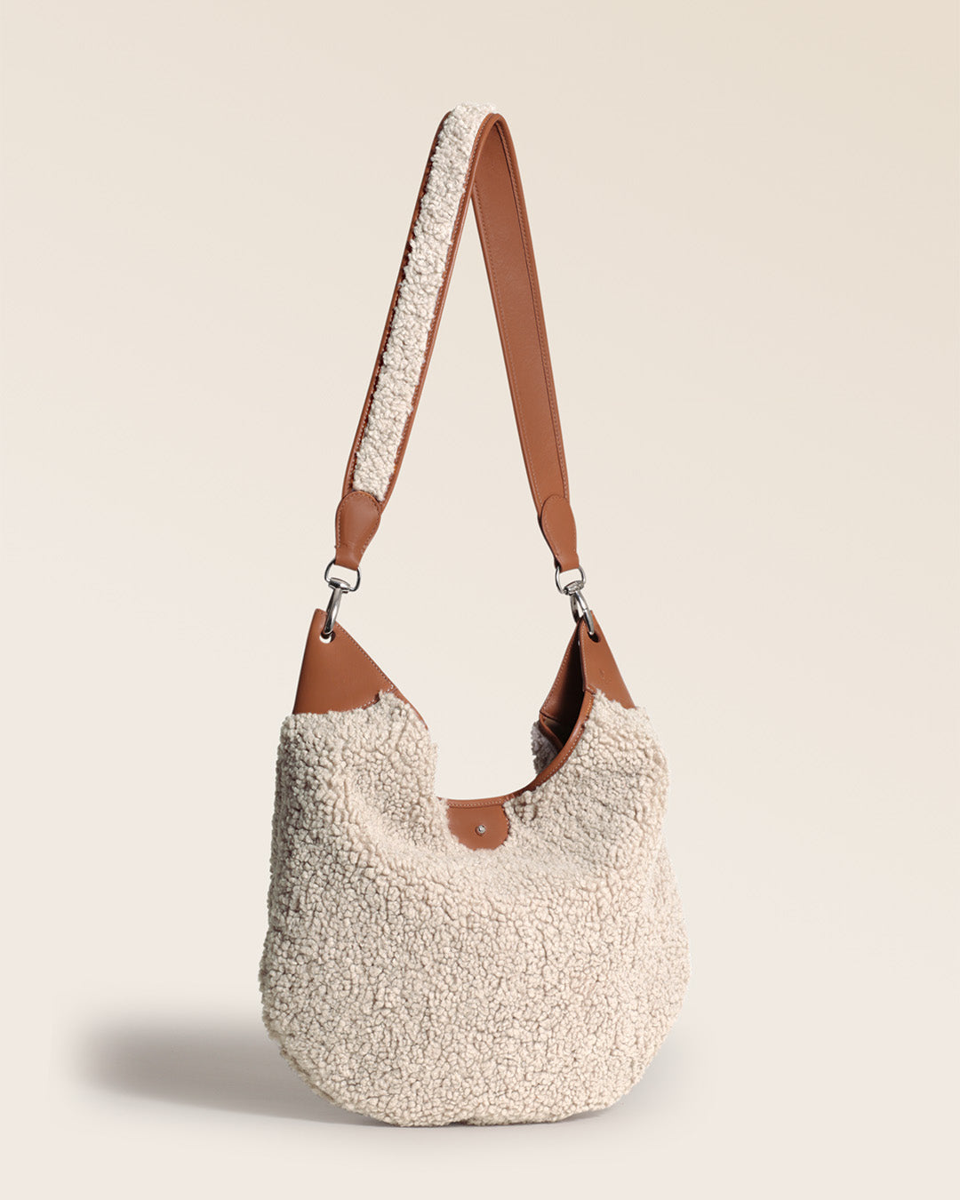 Notre sac Marius Renouard en toile bouclette et cuir vintage camel, vu de quart en studio.