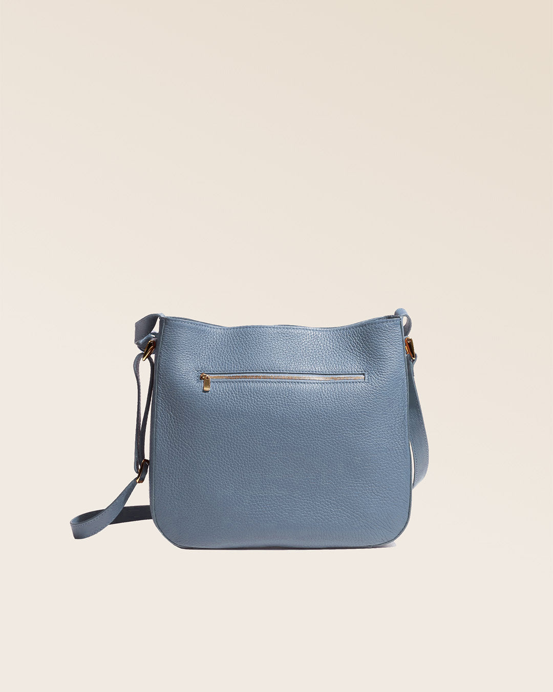 Notre sac Marlow en cuir façon vigogne bleu cobalt vu de dos en studio.