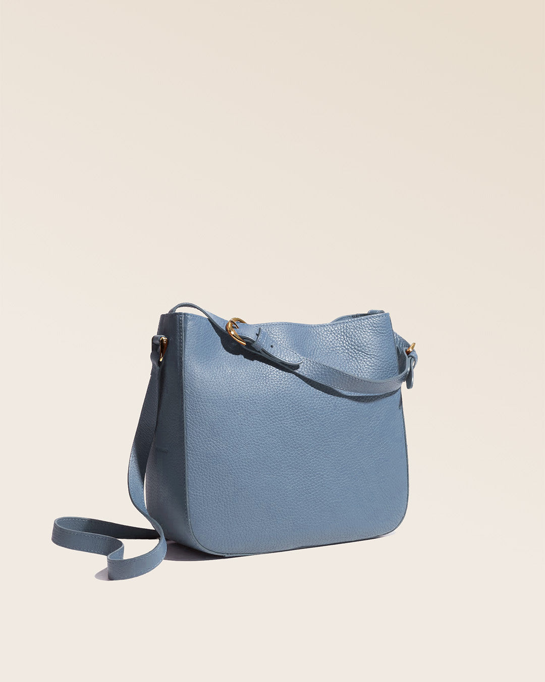 Notre sac Marlow en cuir façon vigogne bleu cobalt vu de quart en studio.