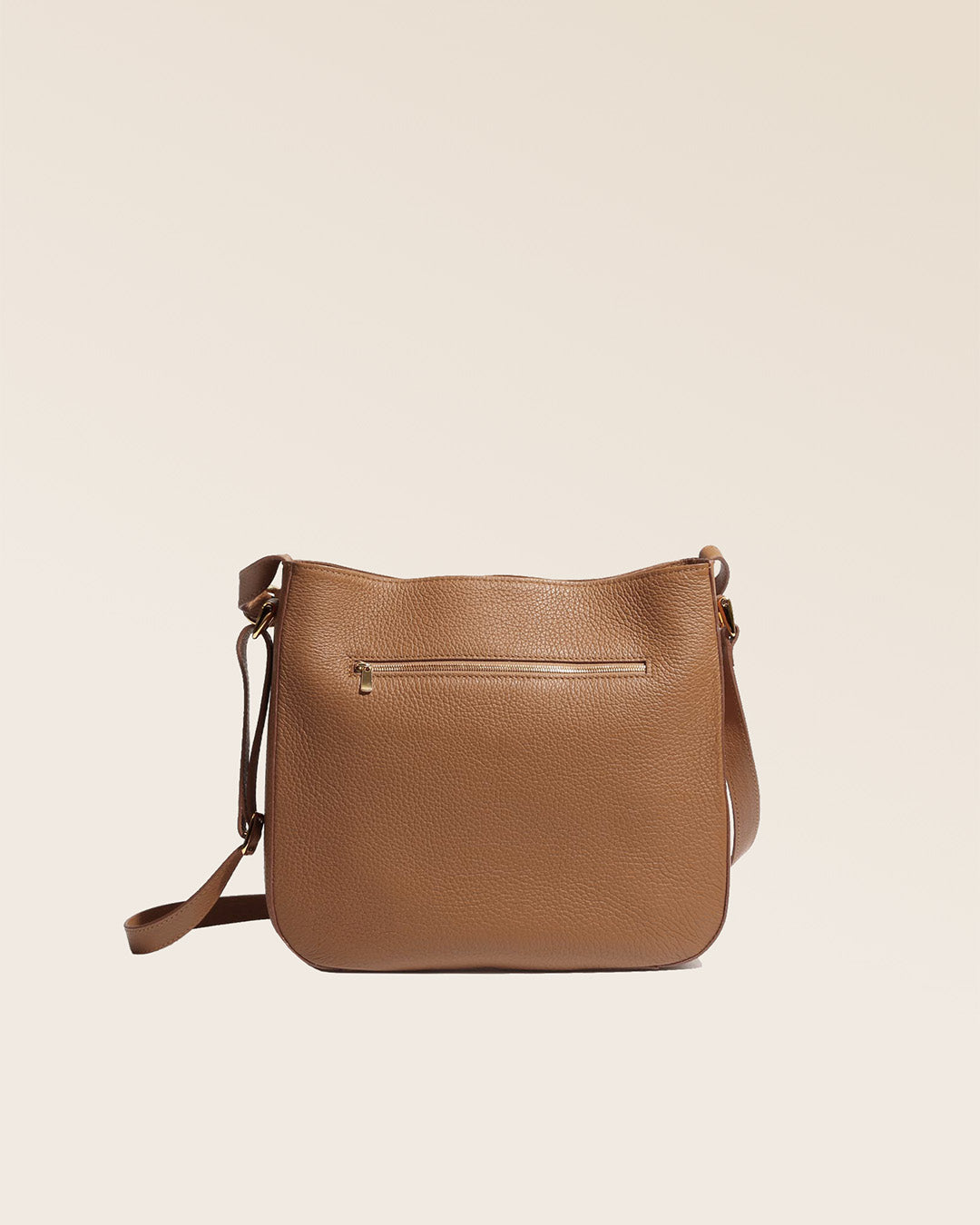 Notre sac Marlow en cuir façon vigogne fauve vu de dos en studio.