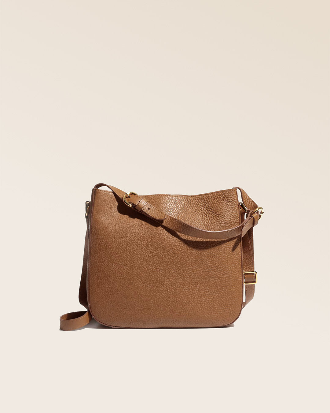 Notre sac Marlow en cuir façon vigogne fauve vu de face en studio.