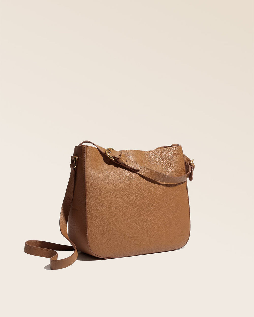 Notre sac Marlow en cuir façon vigogne fauve vu de quart en studio.