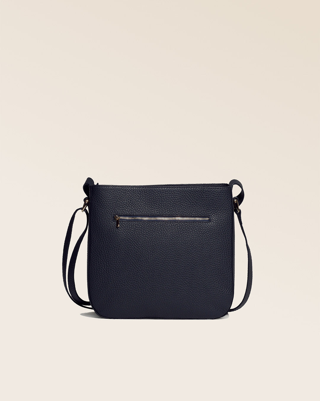 Notre sac Marlow en cuir façon vigogne bleu marine vu de dos en studio.