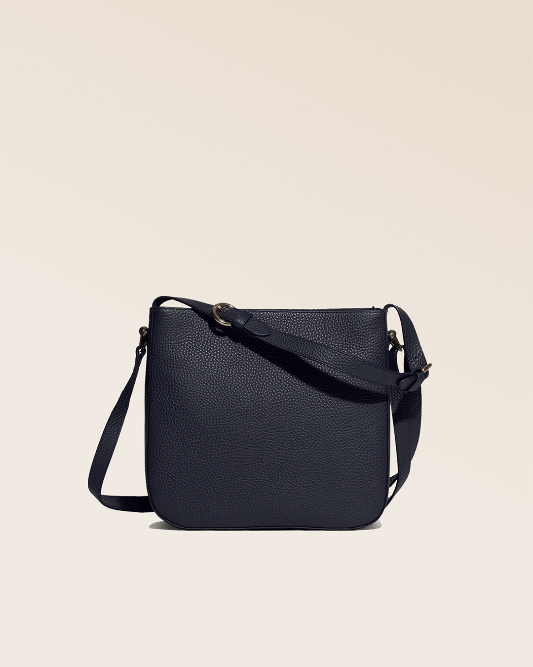 Notre sac Marlow en cuir façon vigogne bleu marine vu de face en studio.