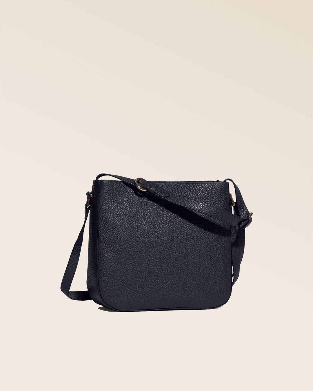 Notre sac Marlow en cuir façon vigogne bleu marine vu de quart en studio.