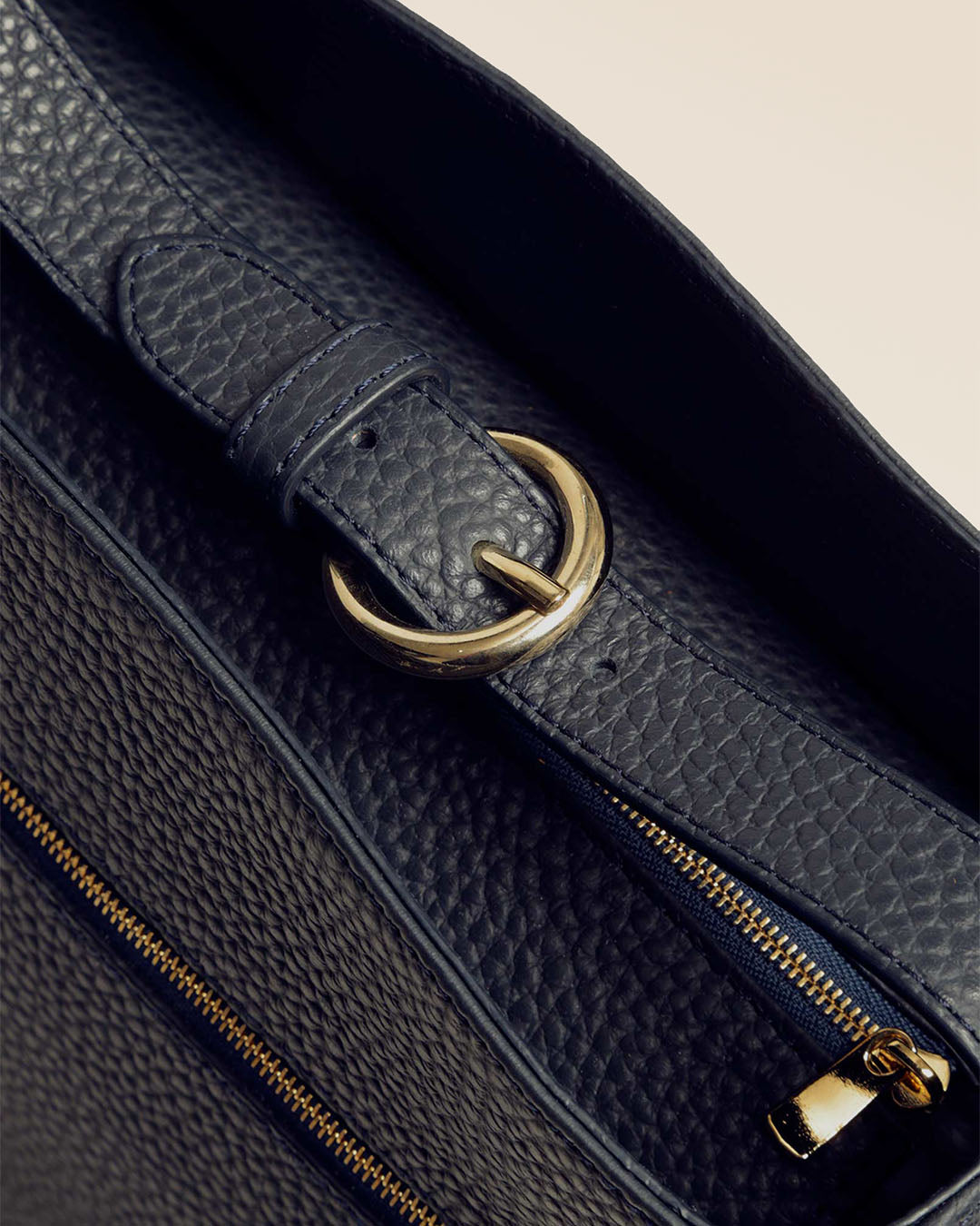 Notre sac Marlow en cuir façon vigogne bleu marine vu en zoom en studio.