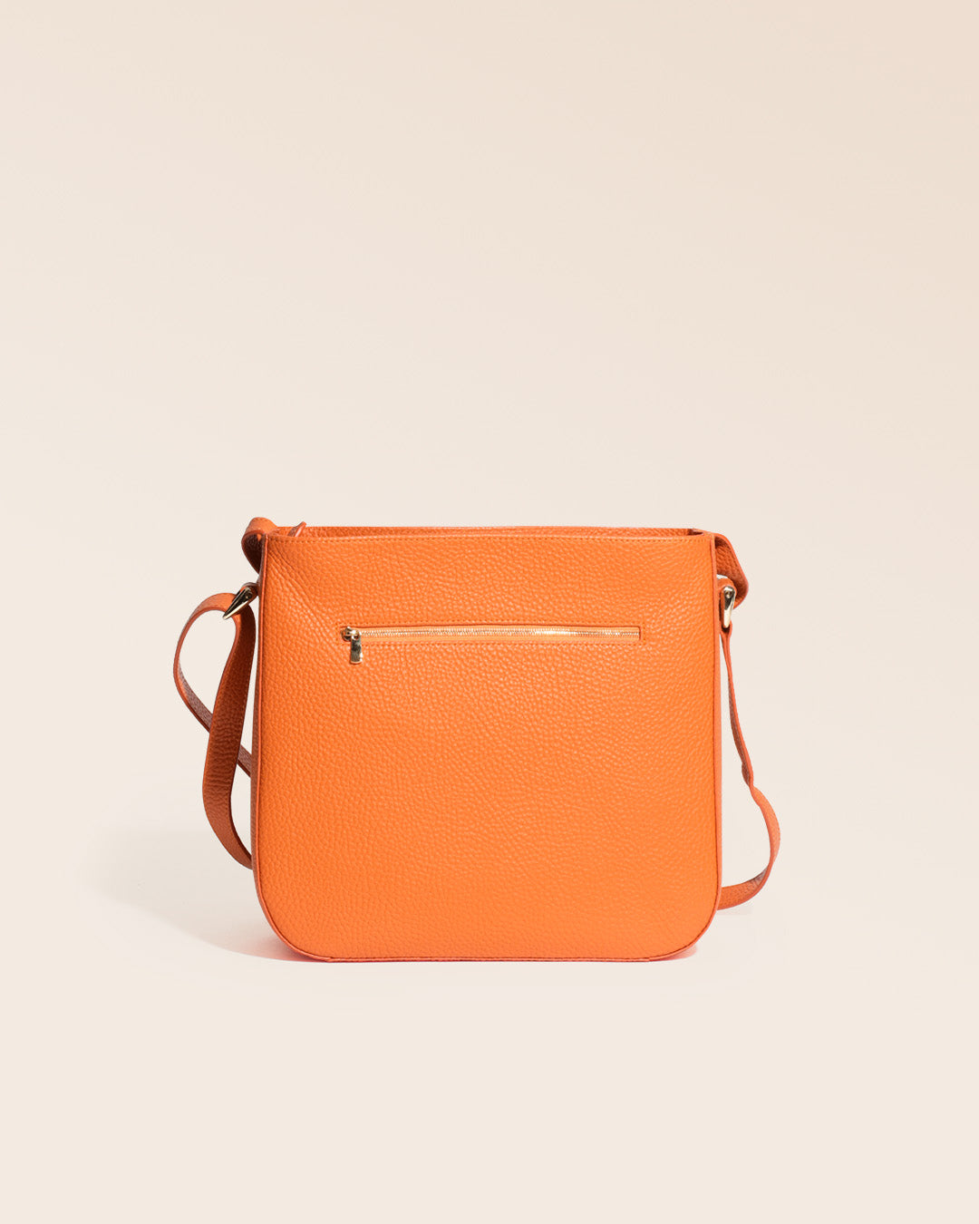 Notre sac Marlow en cuir façon vigogne orange vu de dos en studio.