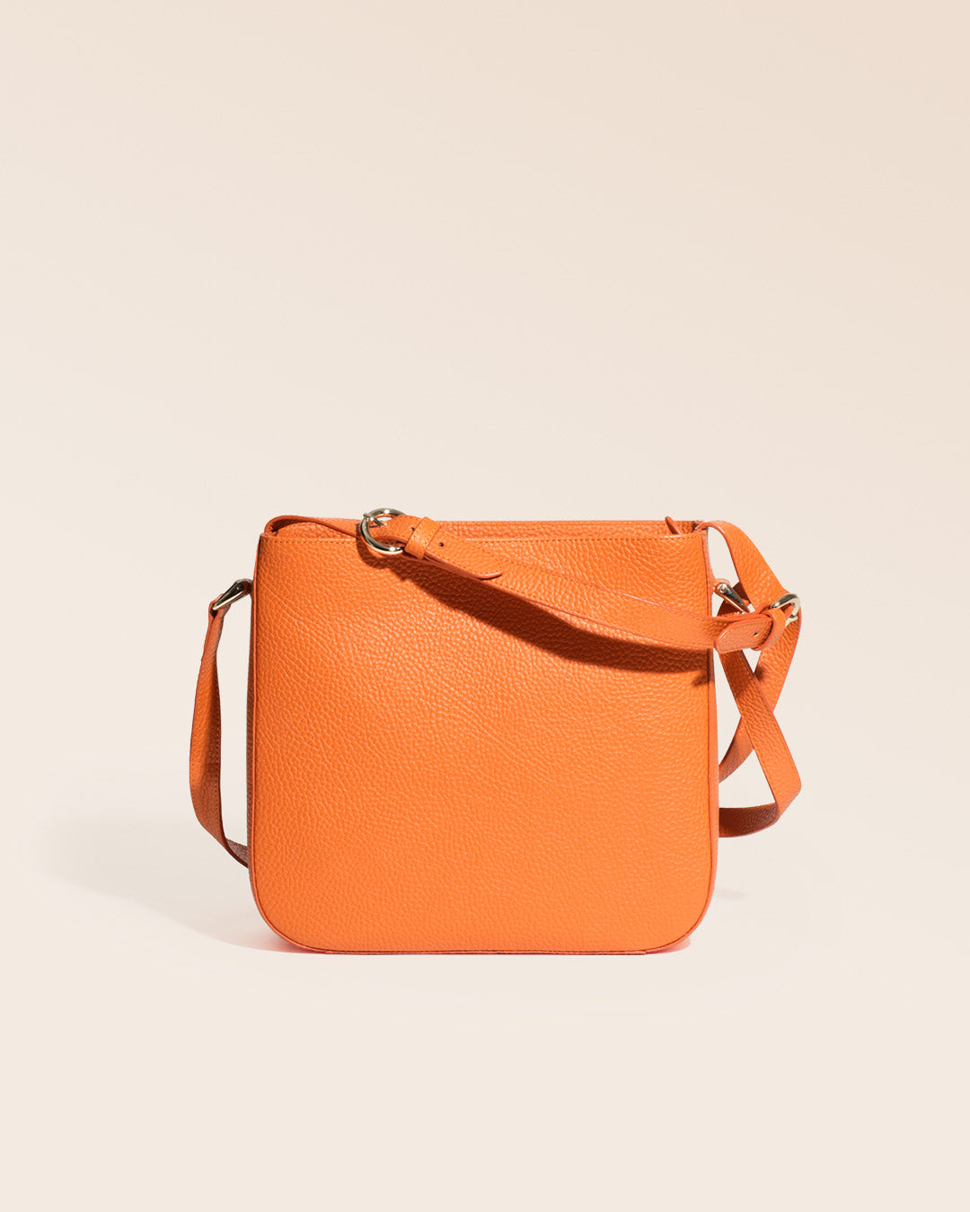 Notre sac Marlow en cuir façon vigogne orange vu de face en studio.