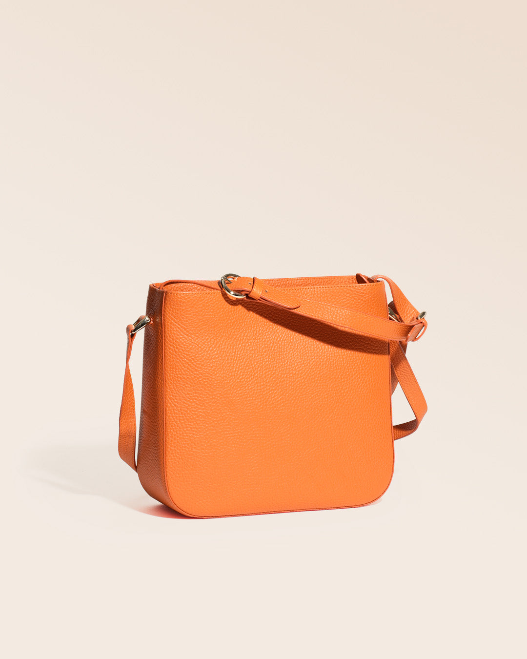 Notre sac Marlow en cuir façon vigogne orange vu de quart en studio.