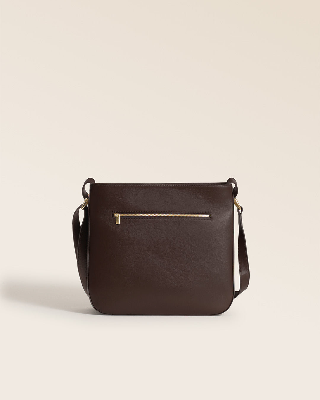 Notre sac Marlow Renouard en cuir lisse ébène, vu de dos en studio.