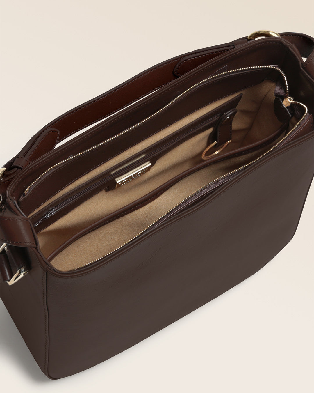 Notre sac Marlow Renouard en cuir lisse ébène, vu ouvert du dessus en studio.