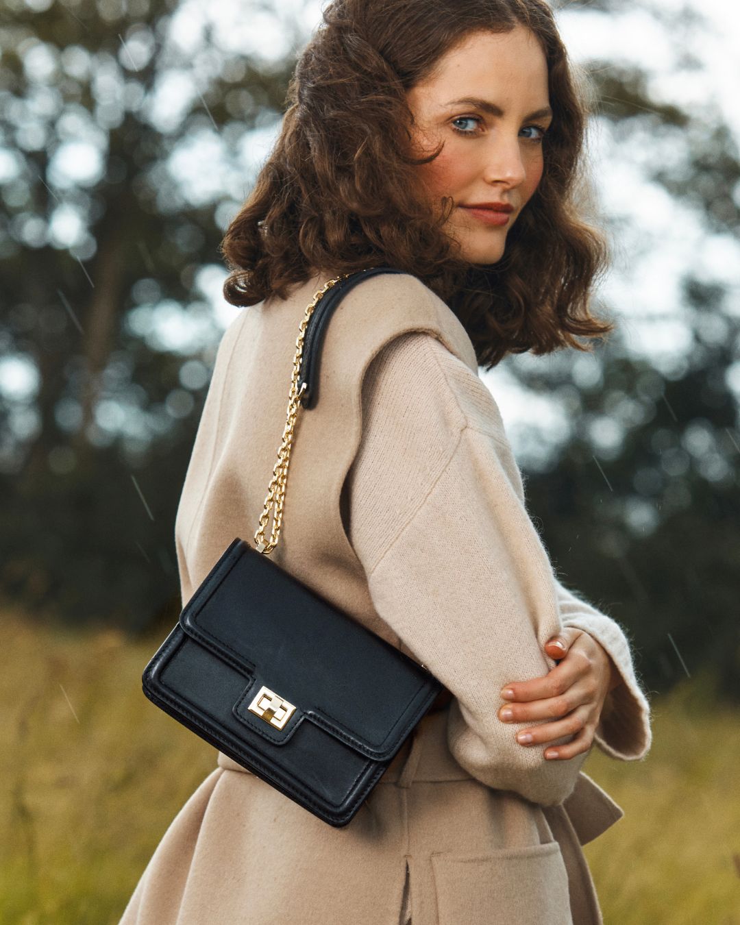 Notre sac Milan en cuir lisse noir vu porté.