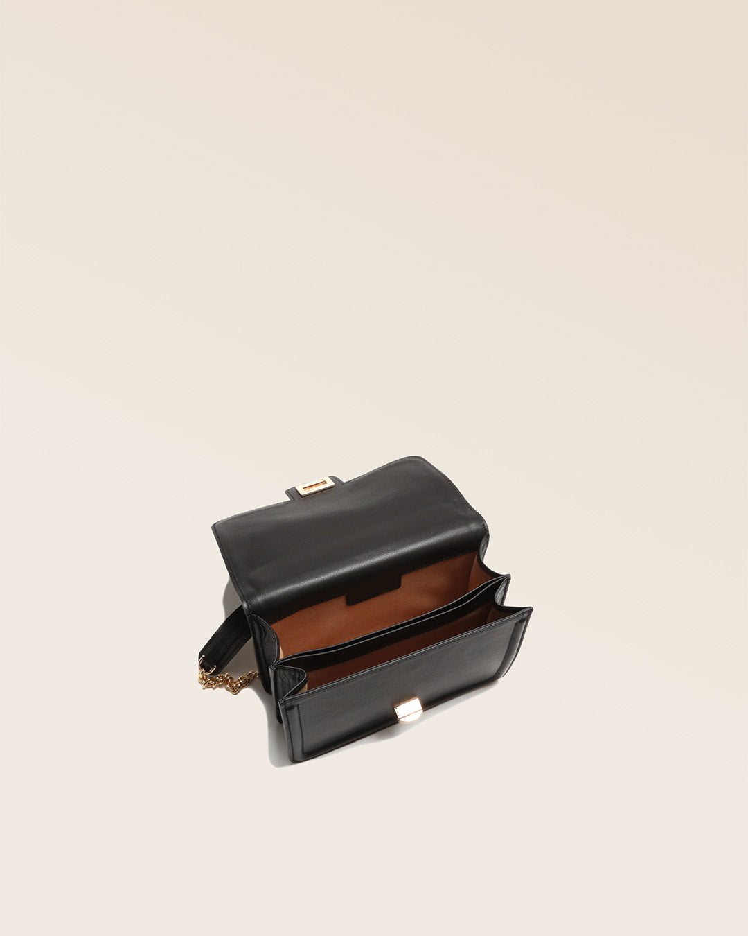 Notre sac Milan en cuir lisse noir vu du dessus.