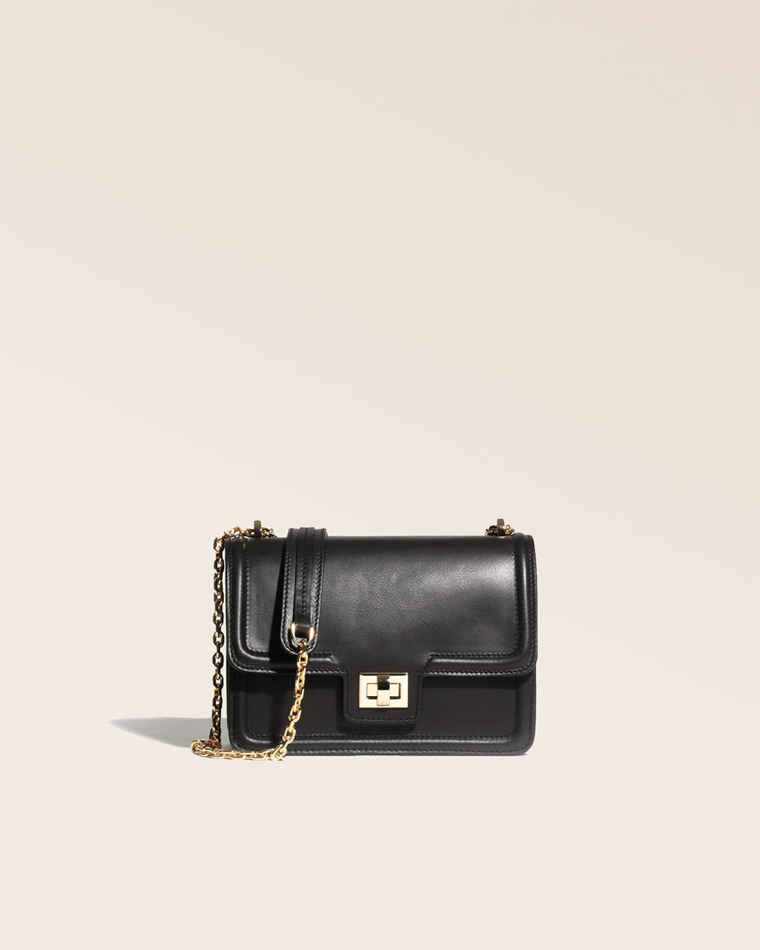Notre sac Milan en cuir lisse noir vu de face.