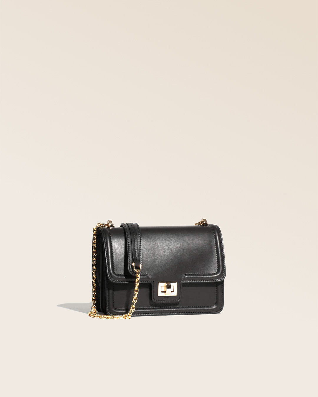 Notre sac Milan en cuir lisse noir vu de quart.