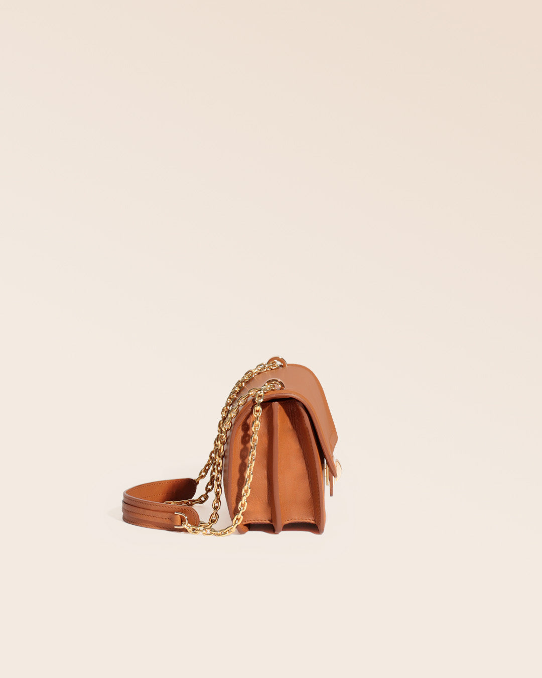 Notre sac Milan Renouard, en petit modèle et cuir vintage camel, vu de côté en studio.