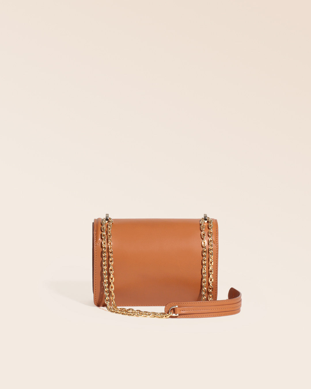 Notre sac Milan Renouard, en petit modèle et cuir vintage camel, vu de dos en studio.