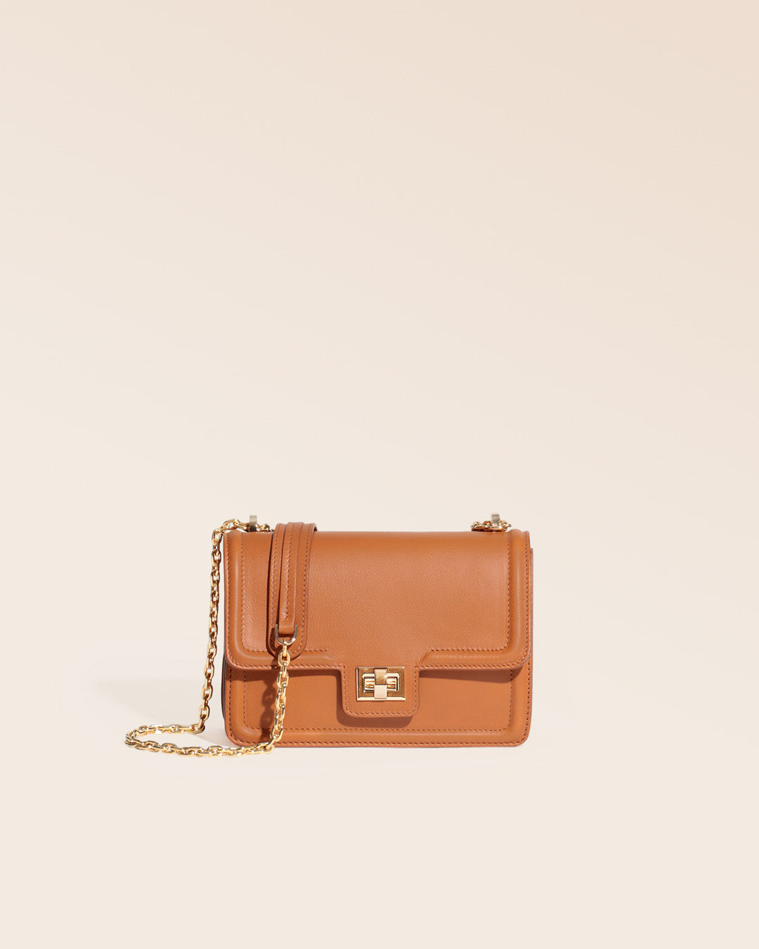 Notre sac Milan Renouard, en petit modèle et cuir vintage camel, vu de face en studio.