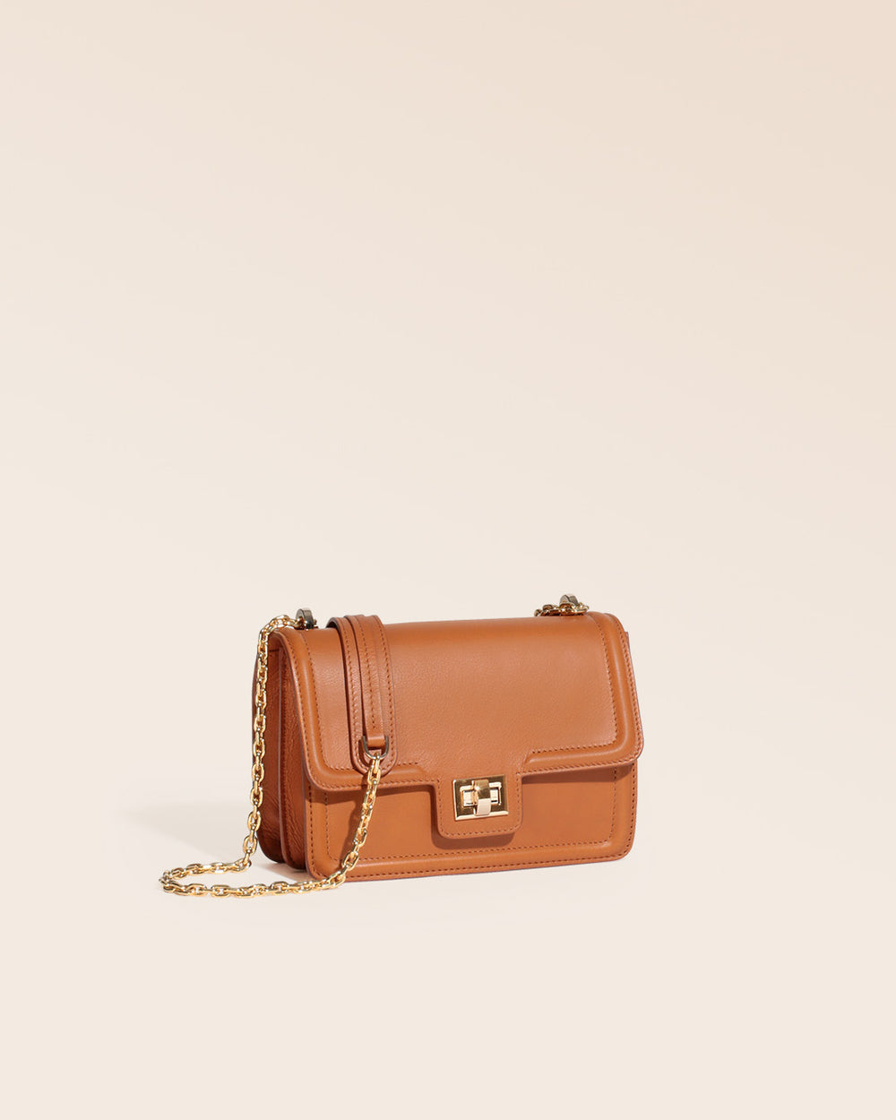 Notre sac Milan Renouard, en petit modèle et cuir vintage camel, vu de quart en studio.