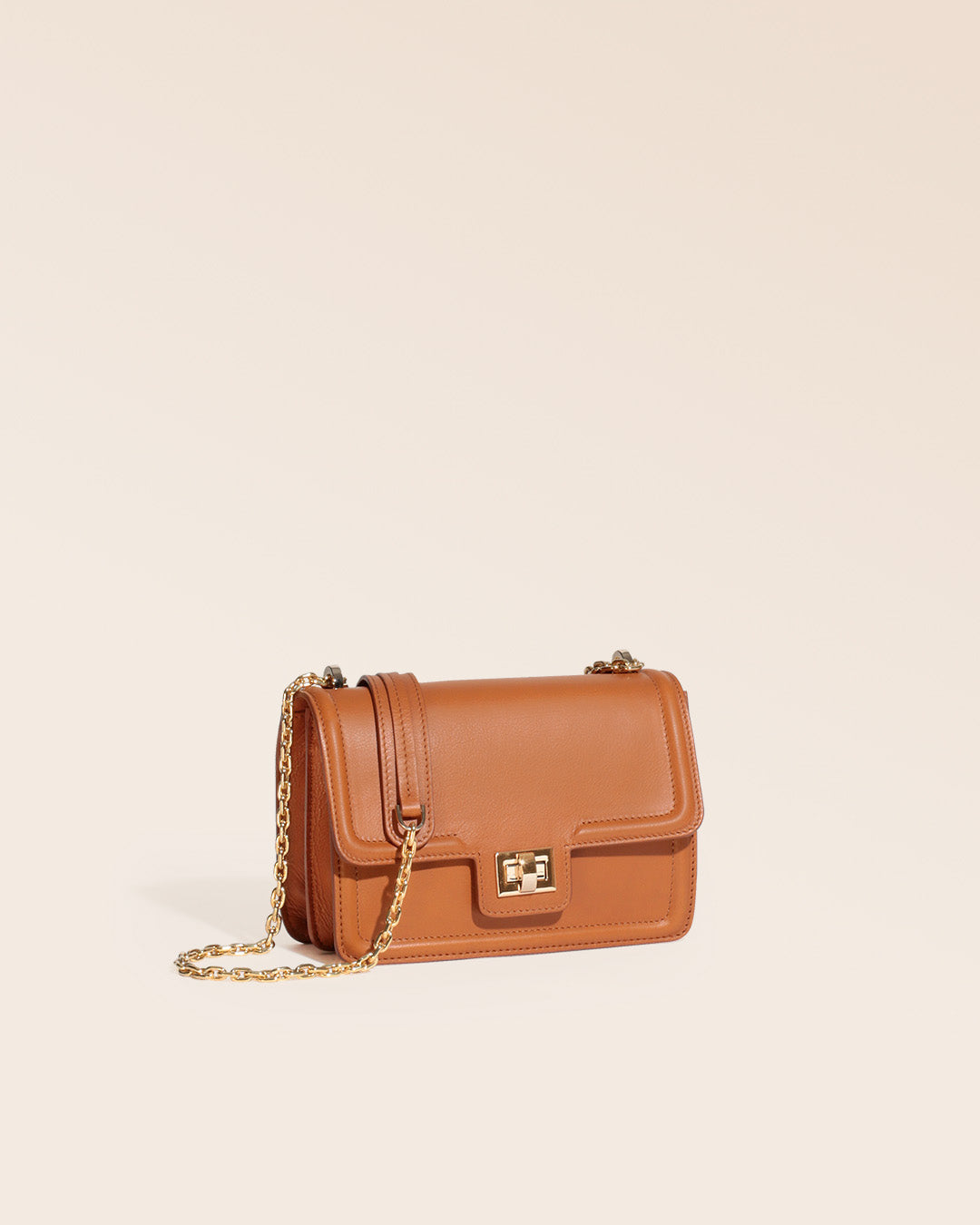 Notre sac Milan Renouard, en petit modèle et cuir vintage camel, vu de quart en studio.
