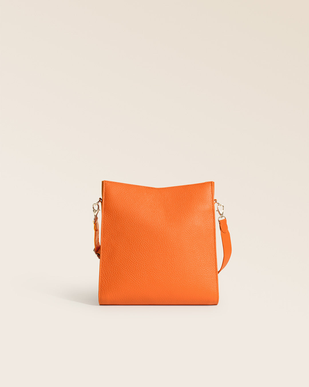 Notre sac Mini Étrivière Renouard en cuir façon vigogne orange vu de dos en studio.