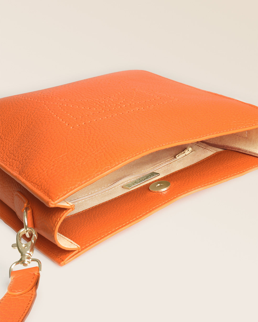 Notre sac Mini Étrivière Renouard en cuir façon vigogne orange vu du dessus en studio.