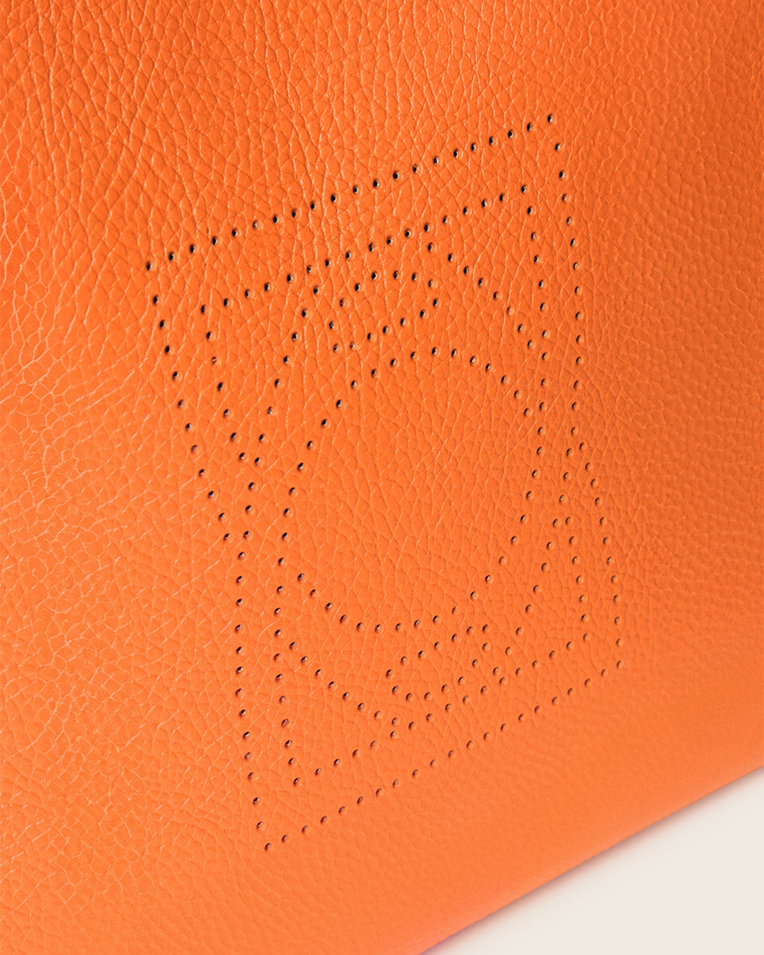 Notre sac Mini Étrivière Renouard en cuir façon vigogne orange vu de près en studio.