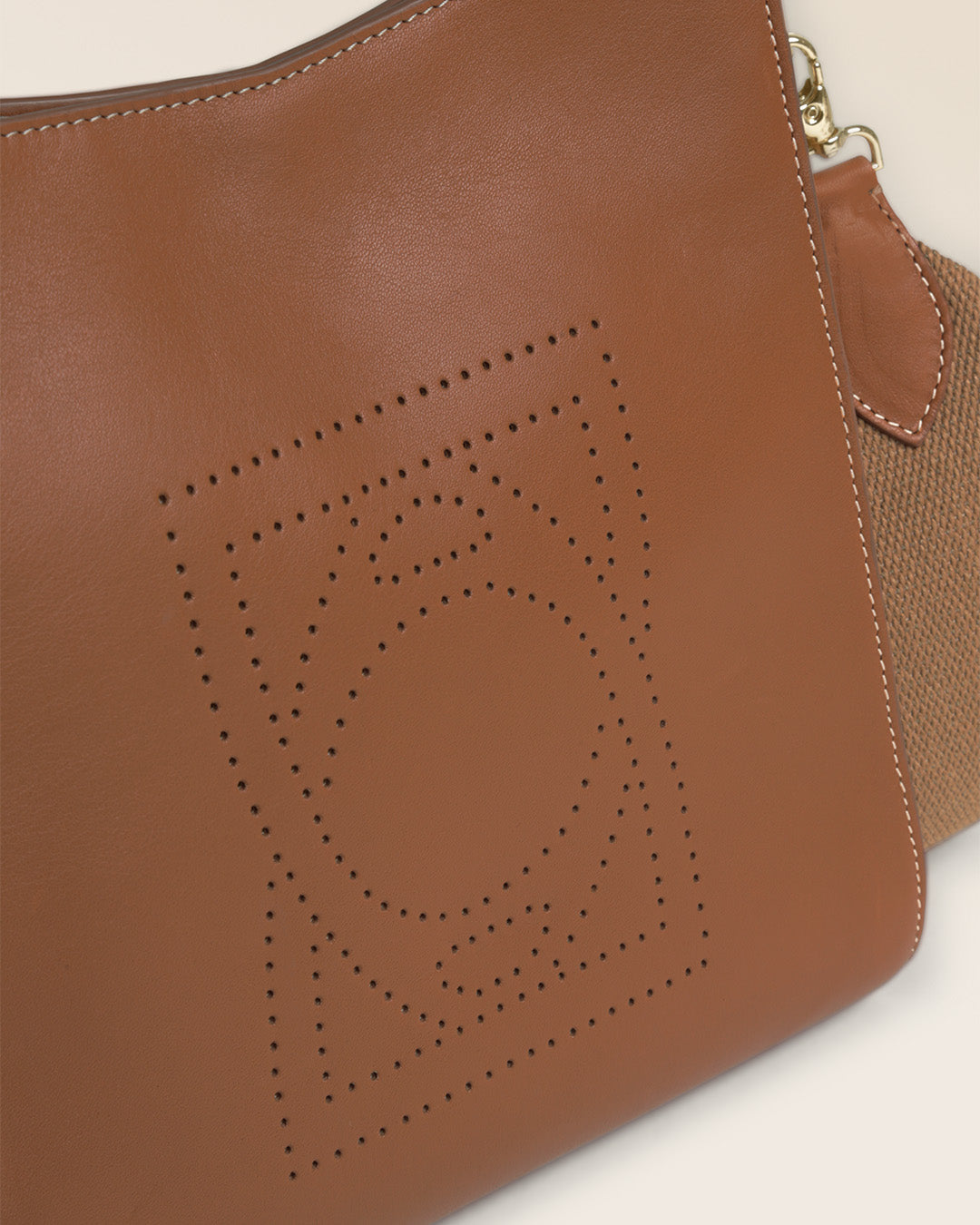 Notre sac Mini Étrivière Renouard en cuir vintage camel et bandoulière coton camel, vu de près en studio.